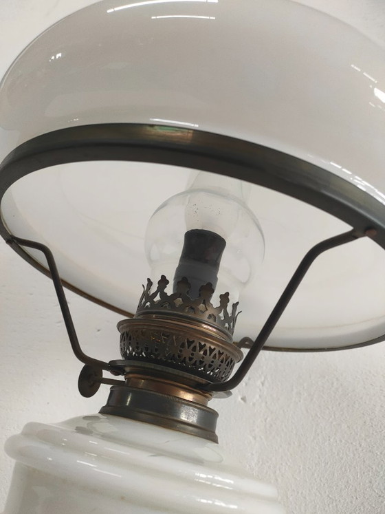 Lampe à huile antique vintage en verre opale (convertie) grande, Métal, Blanc, Klassiek (photo 4 sur 13)