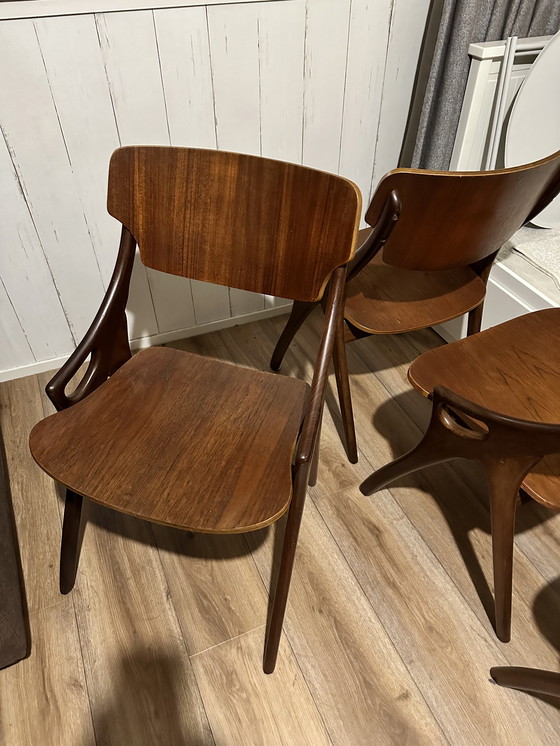 Image 1 of 4 Esszimmerstühle von Hovmand Olsen mit passendem Esstisch im dänischen Design