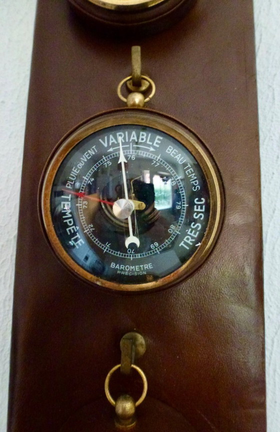 Image 1 of Stazione meteorologica d'epoca con orologi separati.