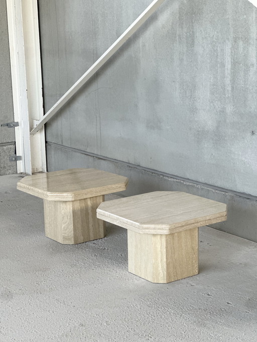 Ensemble de deux tables d'appoint en travertin
