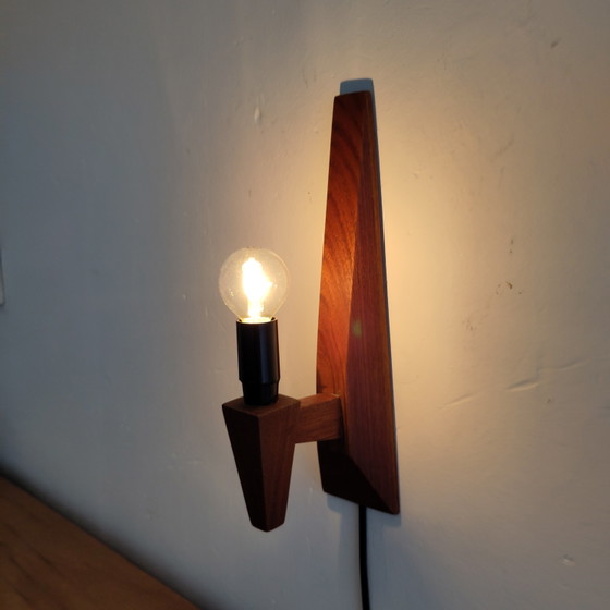 Image 1 of Dänische Teakholz-Wandlampe aus der Mitte des 20. Jahrhunderts
