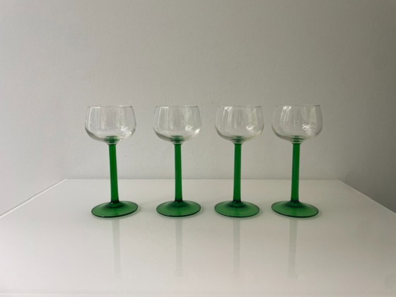 Image 1 of Set van 4 vintage Franse voetglazen met groene steel – retro glaswerk