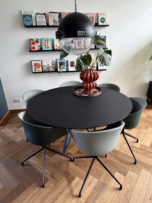 Studio Henk dining table with 6 Hay dining chairs