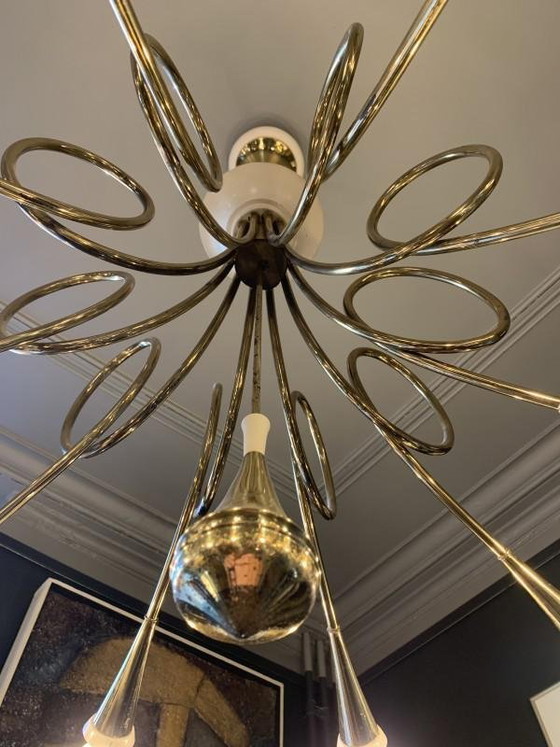 Lampadario 'Hunting Trumpets' a 10 bracci in ottone dorato e metallo laccato bianco di Stilnovo, anni '50 (photo 2 of 9)