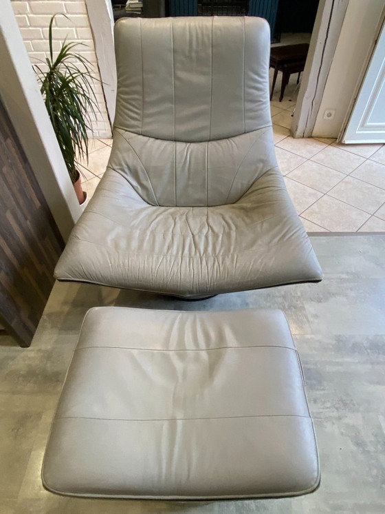 Image 1 of Mantis draaibare loungestoel met leren voetenbank van Gerard Van Den Berg, vintage jaren 70.