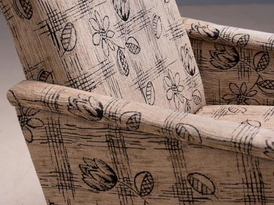 Par de sillones tapizados de mediados de siglo con tela floral, Checoslovaquia, 65 × 75 × 85 cm – Wood (photo 4 of 5)