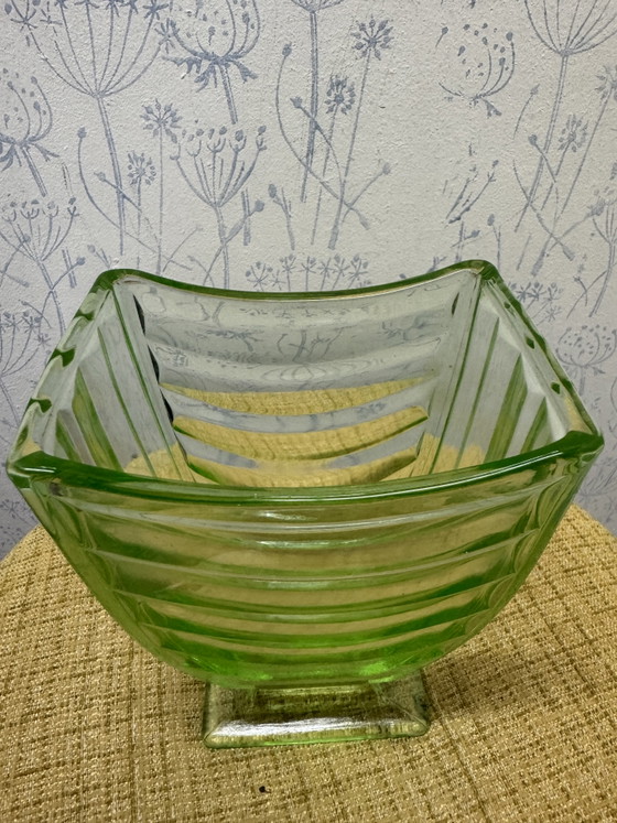Image 1 of Vaso vintage in vetro verde Sowerby Press, stile Art Déco.