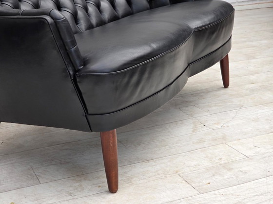 Skandinavisches Sofa aus den 1960er Jahren, bezogen mit schwarzem Möbelleder. – 2 Sitzer Sofas, Wood (photo 17 of 18)