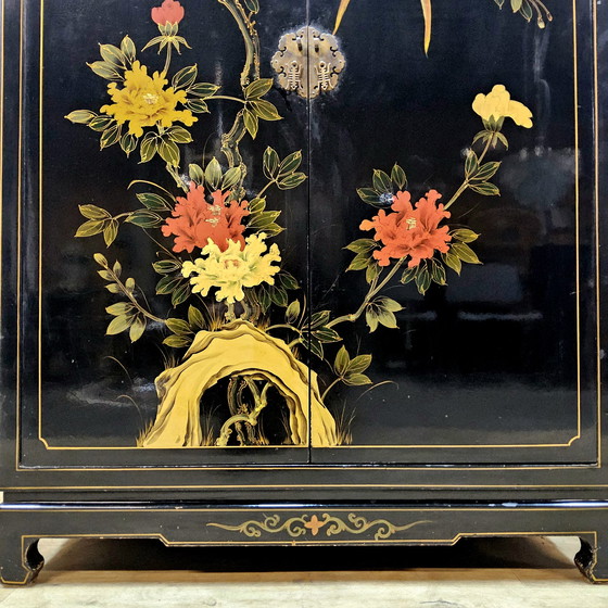 Image 1 of Vintage Chinese zwarte lakkast vogels en bloemen /  bohemian / oosterse / Aziatische kast (bruidskast)