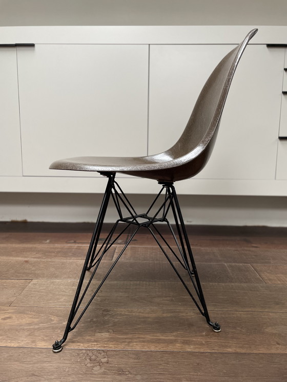 Image 1 of Sedia Eames Herman Miller Vintage in fibra di vetro con base Eiffel