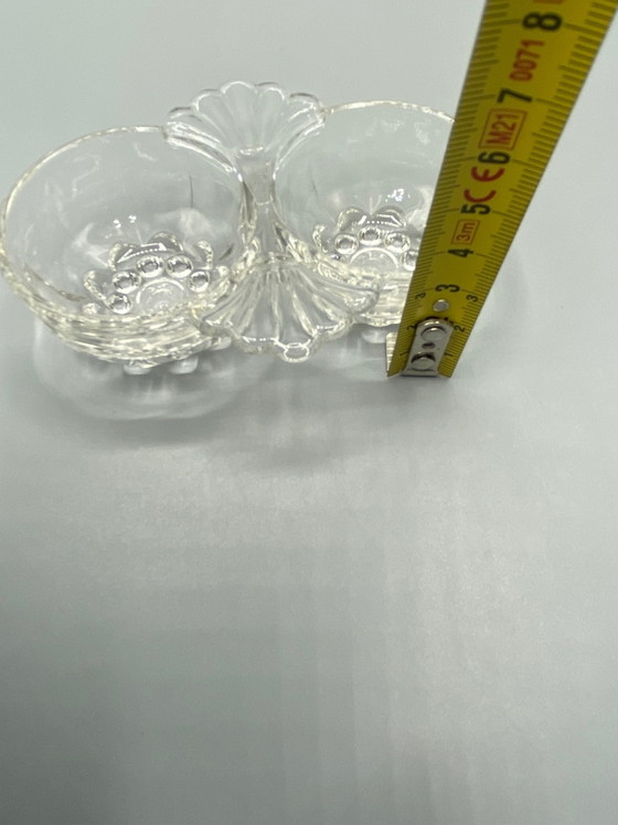 Zoutvaatje van dubbel geperst glas – met bloemmotief in reliëf – Frankrijk, circa – Glazen & Karaffen (photo 5 of 5)