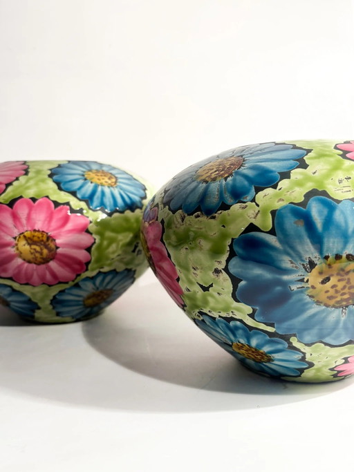 Pair of Hand-Painted Ceramic Vases with 60s Flower Power Floral Motifs – vazen (photo 2 of 17)