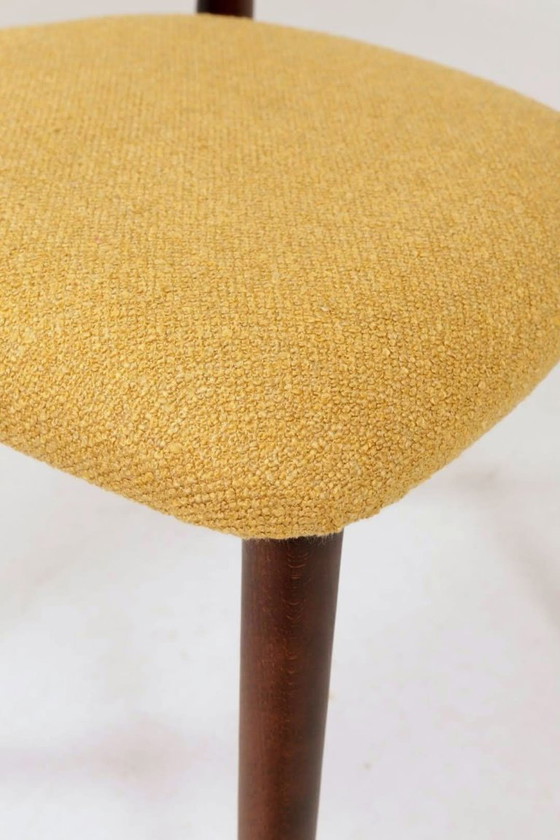 Image 1 of Set moderno di 4 sedie da pranzo, in bouclé color ocra e legno di faggio noce scuro.