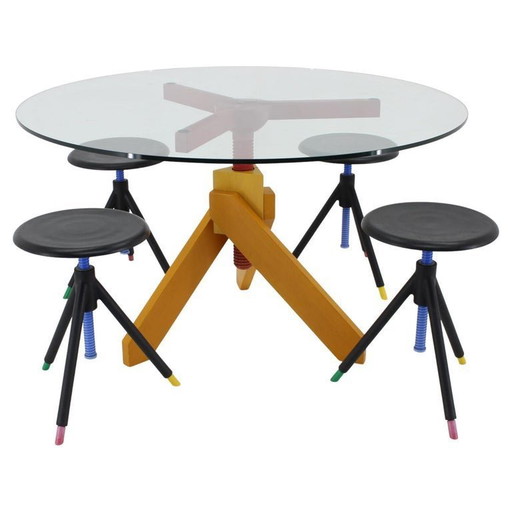 Italiaanse postmoderne verstelbare eettafel met schroefpoten en vier krukken in de stijl van Vico Magistretti, jaren 70.