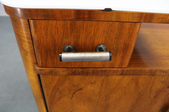 Image 1 of Table de nuit des années 1940 en finition noyer avec plateau en verre, Tchécoslovaquie