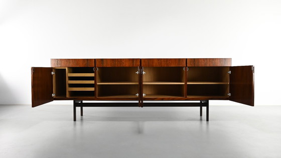 Image 1 of Ib Kofod-Larsen, Rozenhout Credenza. Denemarken, ca.1960