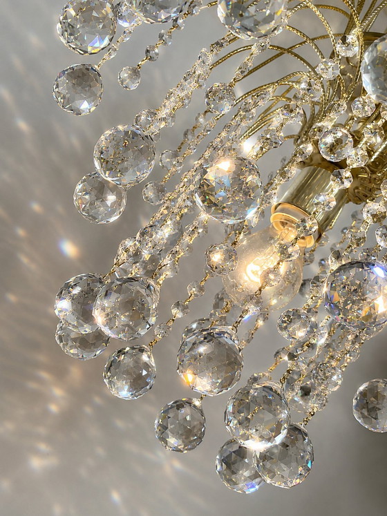 Image 1 of Lustre en cristal Swarovski strass de grande taille, orné de strass Swarovski.