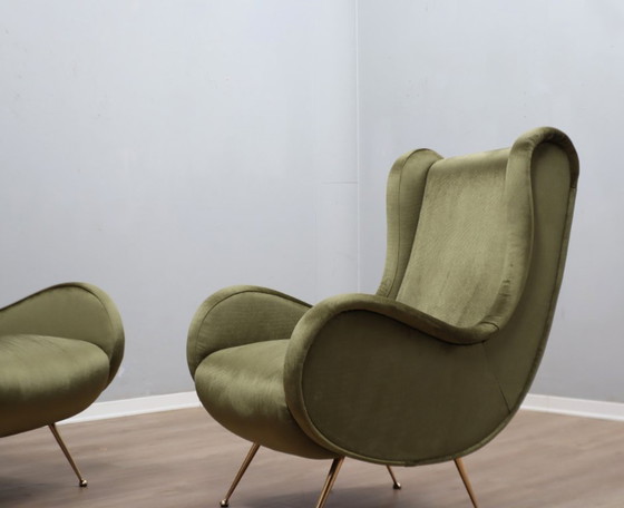 Image 1 of Par de sillones italianos de los años 50, estilo Senior Zanuso, tapizados en terciopelo verde.