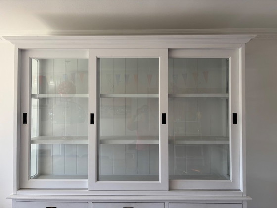Weiße Holzvitrine mit Schiebetüren, Glas, Klassiek (Foto 4 von 12)