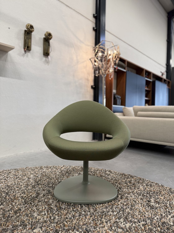Image 1 of 2 Artifort Shark Draaifauteuils Kvadrat stof groen 