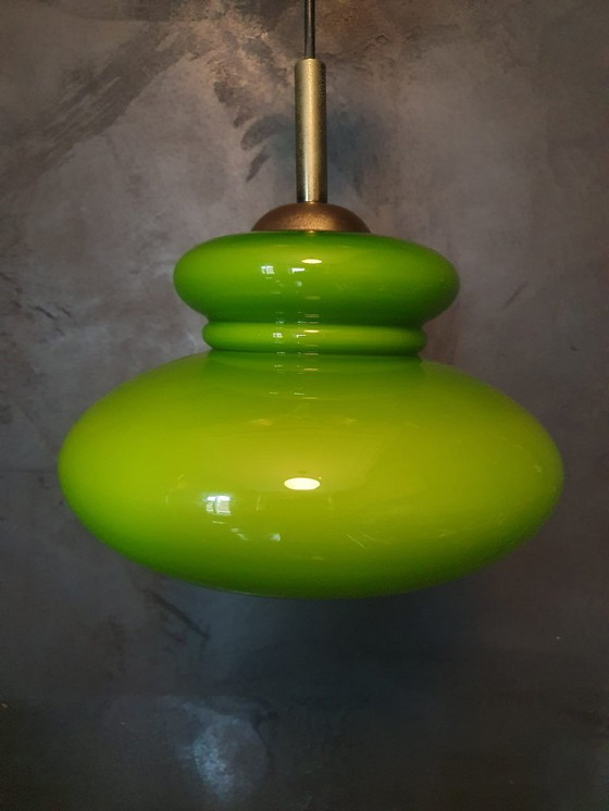 Image 1 of Lampe suspendue de l'ère spatiale / Mid Century d'un vert profond avec un abat-jour en verre opalin.