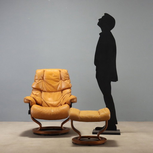 Ekornes Armchair with Footstool – fauteuils, Leather (photo 2 of 13)