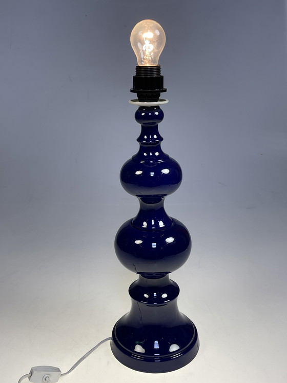 Image 1 of Lampe de table, base en faïence bleue, abat-jour fleuri. Allemagne 1980's