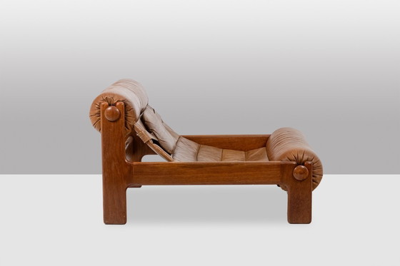 Image 1 of Loungestoel en voetenbank in blond iepenhout en leer. 1970s