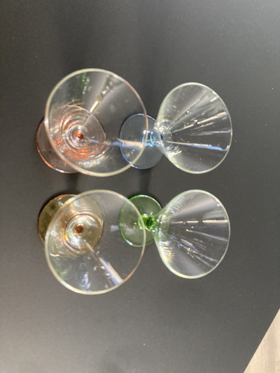 Image 1 of Vier französische Schnapsgläser, Mid Century (1950er Jahre), mit farbigem Sockel