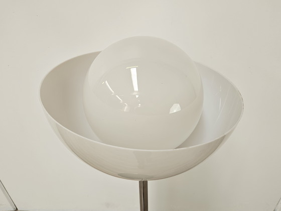 Image 1 of Lampada da terra anni '70 in metallo e vetro bianco