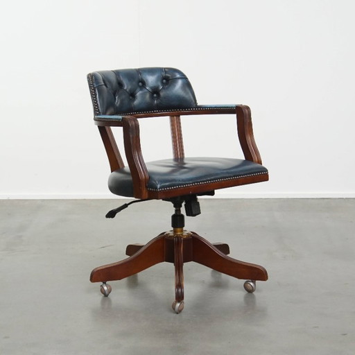 Fauteuil de bureau chesterfield en cuir de vachette bleu et bois de style anglais