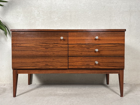 Image 1 of Credenza in noce in stile moderno di metà secolo