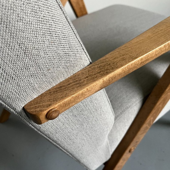 Fauteuil vintage moderne du milieu du siècle : tissu gris et structure en bois de hêtre – Wood (photo 10 of 12)