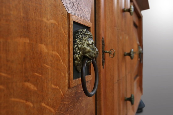 Image 1 of Art Deco brutalistisch Belgisch dressoir in massief eiken en messing details