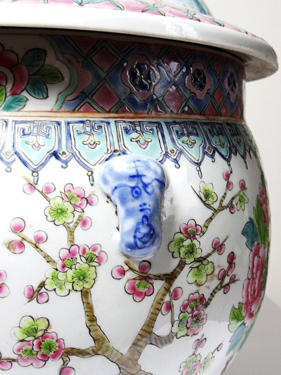 Image 1 of Large covered Chinese porcelain pot, floral famille rose decoration, 20th century