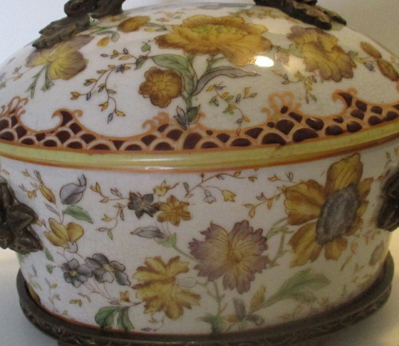 Image 1 of Toussi Court, Bonbonnière, ceramica con manici in bronzo, decorata con fiori.