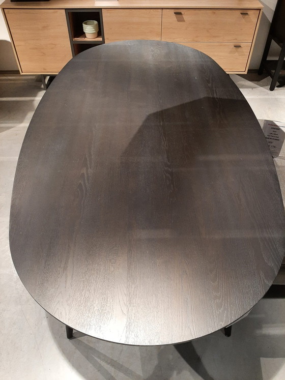 Vik dining table - oval - 220x120 cm – XOOON, Metal (photo 3 of 5)