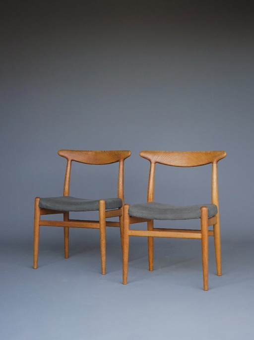 Hans J. Wegner W2 Stühle in Eiche für C.M. Madsen, 1960er Jahre. Satz von 2