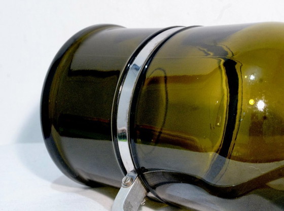 Image 1 of Gourde à bière vintage en verre ambré de 2 litres avec poignée en métal