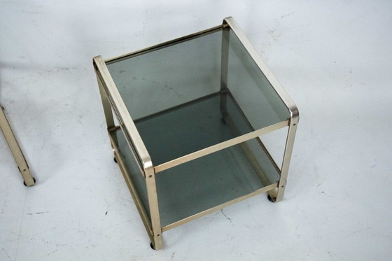 Image 1 of Ensemble de trois tables d'appoint gigognes en aluminium doré et verre – Italie, années 1970