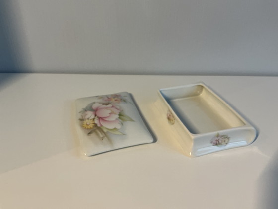 Image 1 of Joyero antiguo de porcelana con tapa.