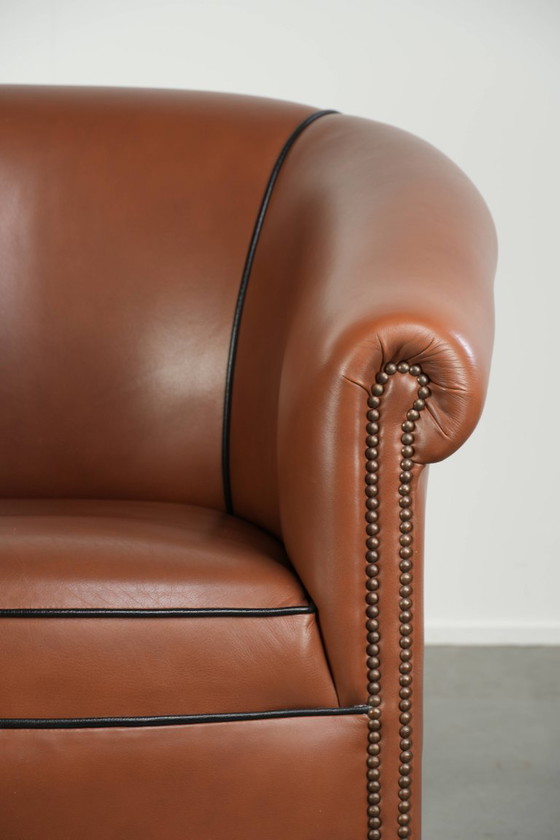 Mooie Engelse rundleren clubfauteuil met een luxe afwerking en een goede uitstraling – Leather (photo 9 of 12)