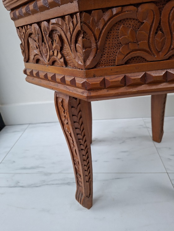 Image 1 of Mesa auxiliar con refinado tallado de madera.