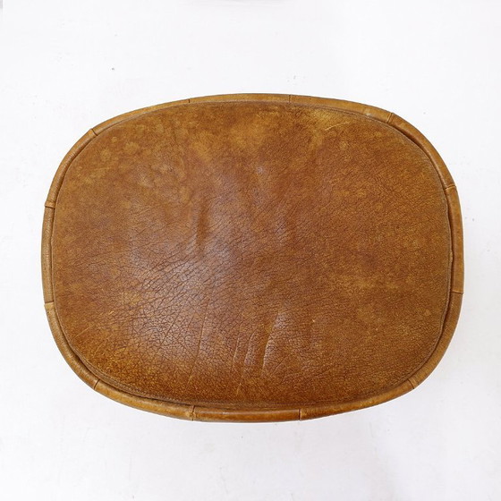 Image 1 of Poggiapiedi girevole in pelle marrone con base in metallo - De Sede, Svizzera.