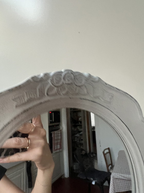 Image 1 of Specchio ovale in legno bianco con intagli floreali.