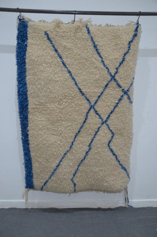 Luxe Beni Mrirt-vloerkleed, blauw en gebroken wit – handgeweven van hoge Atlaswol (170 × 120 cm)