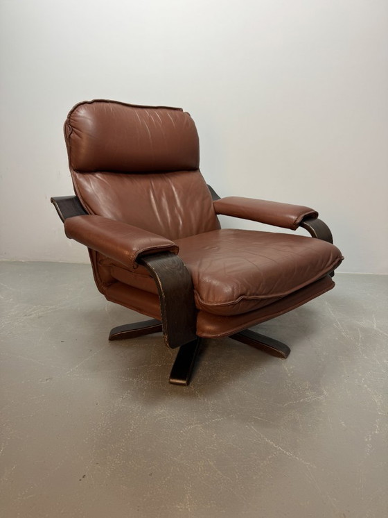 Image 1 of Sillón giratorio Leolux de cuero coñac con estructura de madera contrachapada, Países Bajos, década de 1970