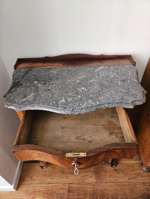 Cómoda antigua con tapa de mármol de artesanía alemana