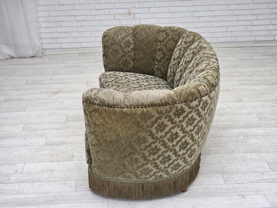 Image 1 of Sofá curvo danés de 2 plazas de los años 60, tapizado en terciopelo verde claro.