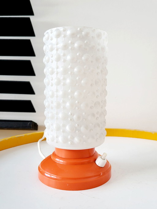 Lampe de table vintage avec base en plastique orange et abat-jour en verre des années 1960